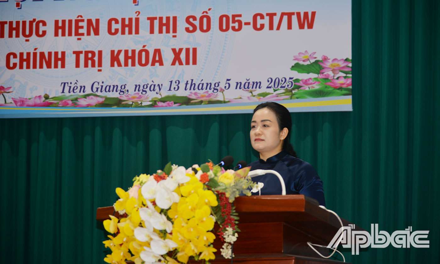 đồng chí Nguyễn Hải Trâm, Phó Bí thư Thường trực Tỉnh uỷ, Bí thư Đảng ủy Các cơ quan Đảng tỉnh phát biểu tại hội nghị.