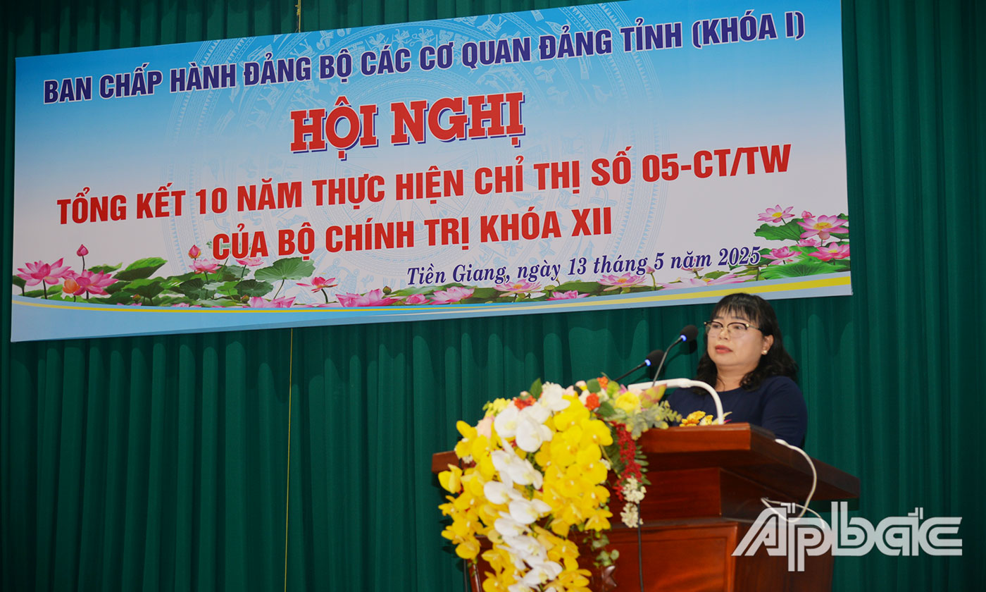 Đồng chí Thái Ngọc Bảo Trâm, Phó Bí thư Đảng uỷ Các cơ quan Đảng tỉnh báo cáo tóm tắt những kết quả của Đảng uỷ qua 10 năm thực hiện Chỉ thị 05.