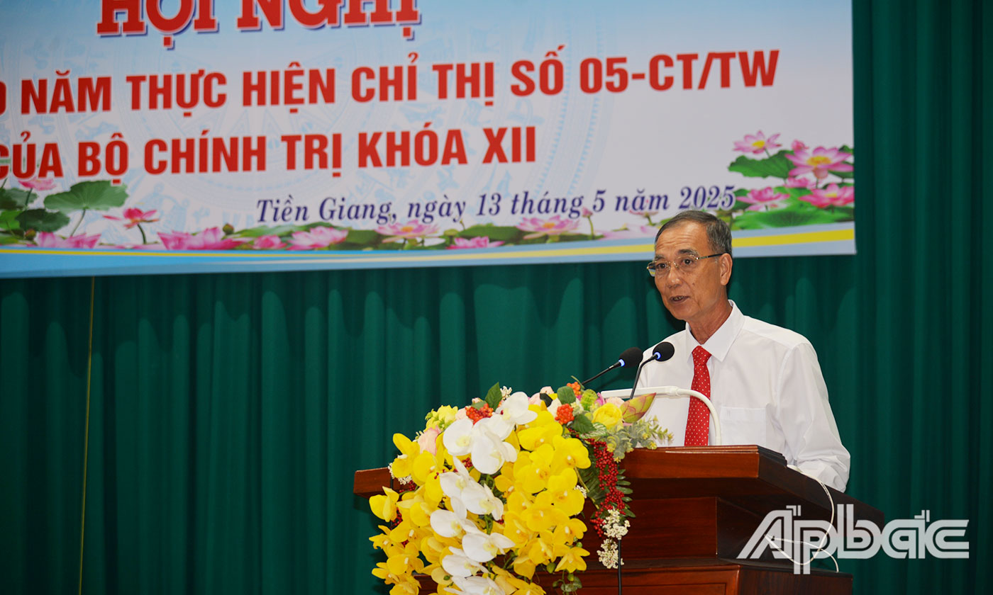 Đại diện cấp ủy cơ sở và các cá nhân điển hình trong học và làm theo Bác tham luận.