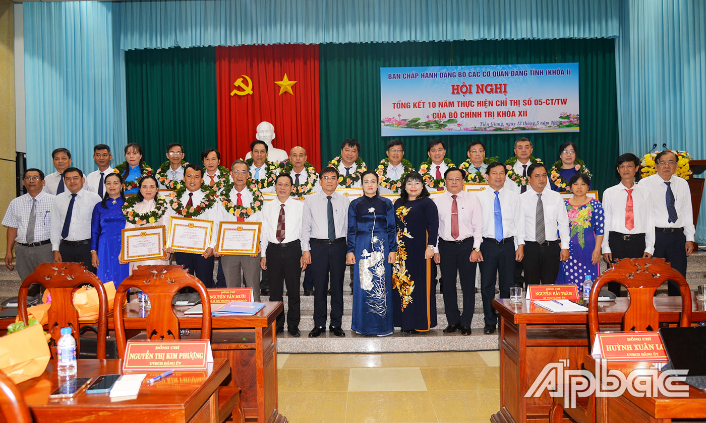 Đại biểu chụp ảnh lưu niệm.