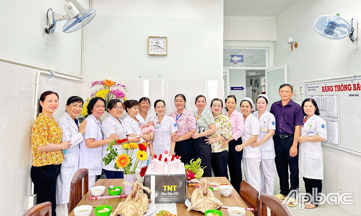   Tập thể viên chức tham dự đầy tháng của bé