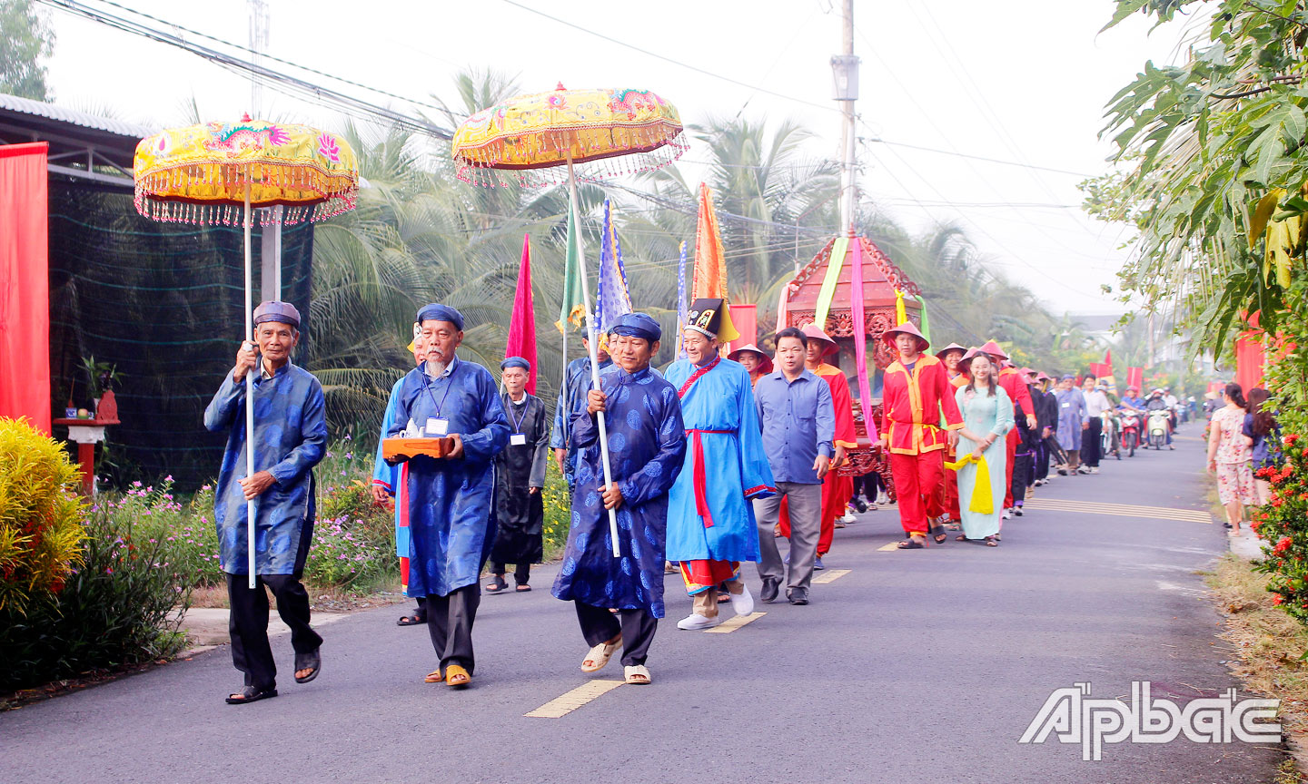 Lễ rước anh linh AHDT Thủ khoa Nguyễn Hữu Huân từ cầu Tịnh Hà (xã Mỹ Tịnh An, huyện Chợ Gạo) - nơi AHDT Thủ khoa Nguyễn Hữu Huân hy sinh về Đền thờ (xã Hòa Tịnh, huyện Chợ Gạo).