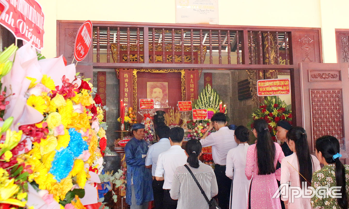 Thầy cô giáo, học sinh trên địa bàn huyện Chợ Gạo đến viếng, thắp hương tại Khu di tích lịch sử cấp quốc gia Đền thờ và Mộ AHDT Thủ khoa Nguyễn Hữu Huân.