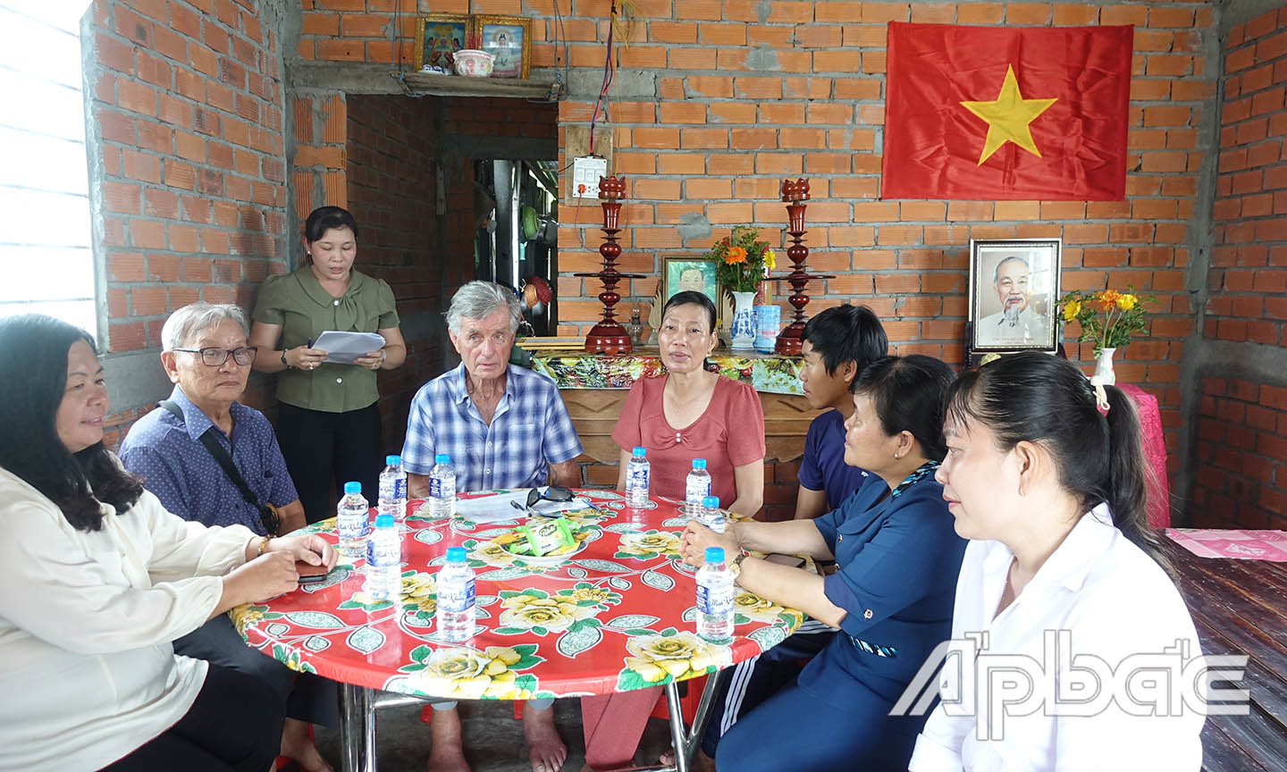 Bàn giao nhà đại đoàn kết cho gia đình bà Nguyễn Thị The, ấp 2, xã Phú Cường, huyện Cai Lậy