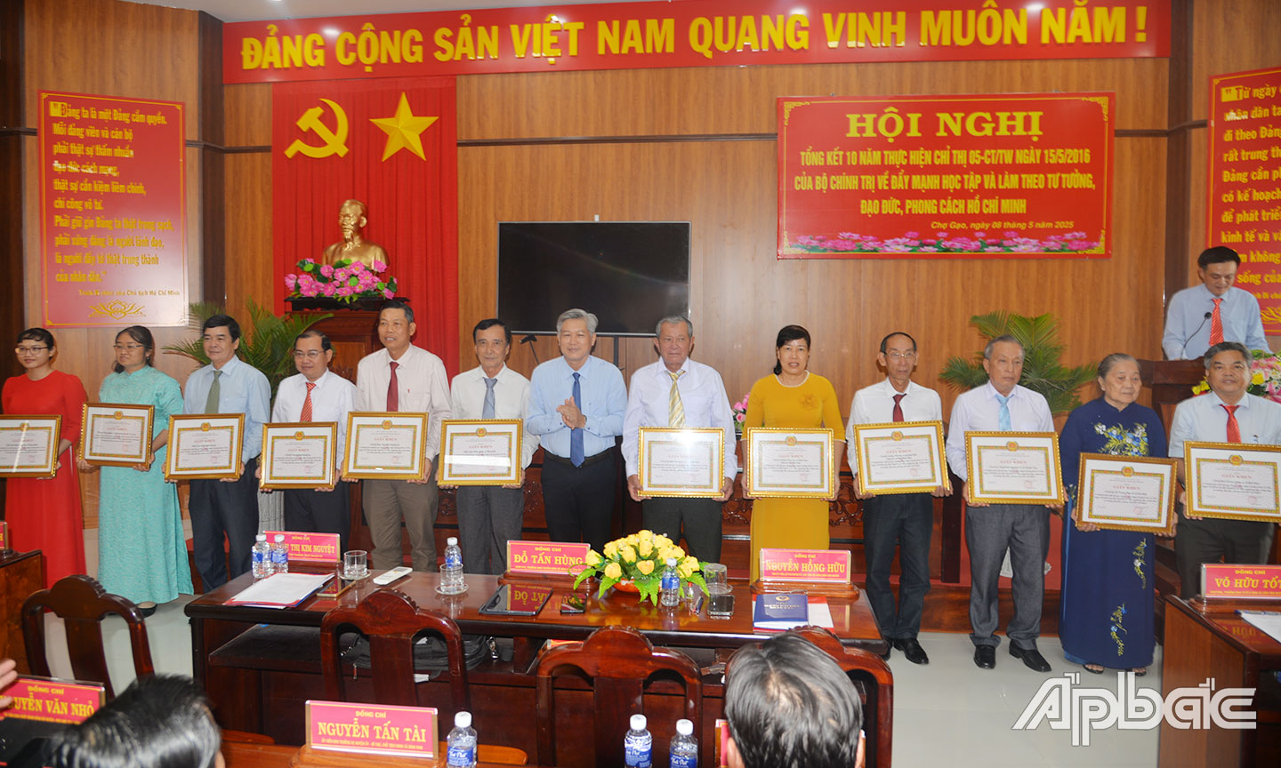Đồng chí Nguyễn Hồng Hữu, Tỉnh ủy viên, Bí thư Huyện ủy Chợ Gạo trao khen thưởng cho các tập thể có thành tích qua 10 năm thực hiện Chỉ thị 05.