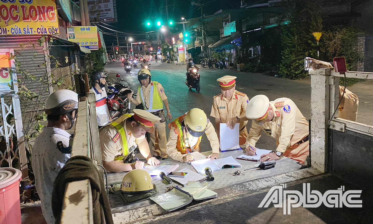 Lãnh đạo Phòng CSGT động viên, đôn đốc cán bộ chiến sĩ trong thực hiện cao điểm.