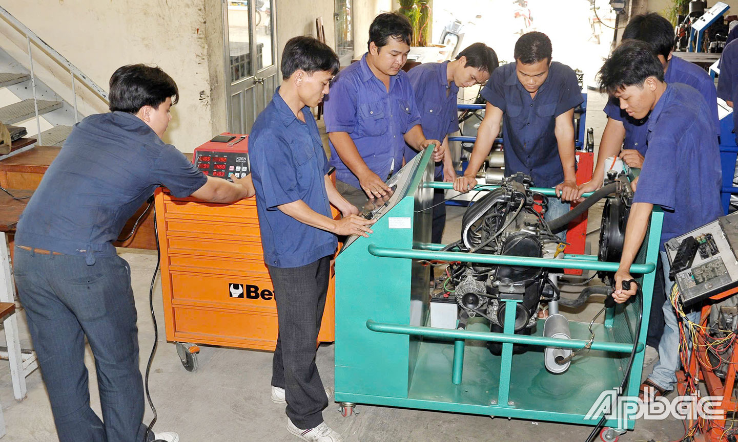 Sinh viên Trường Cao đẳng Tiền Giang trong giờ thực hành.