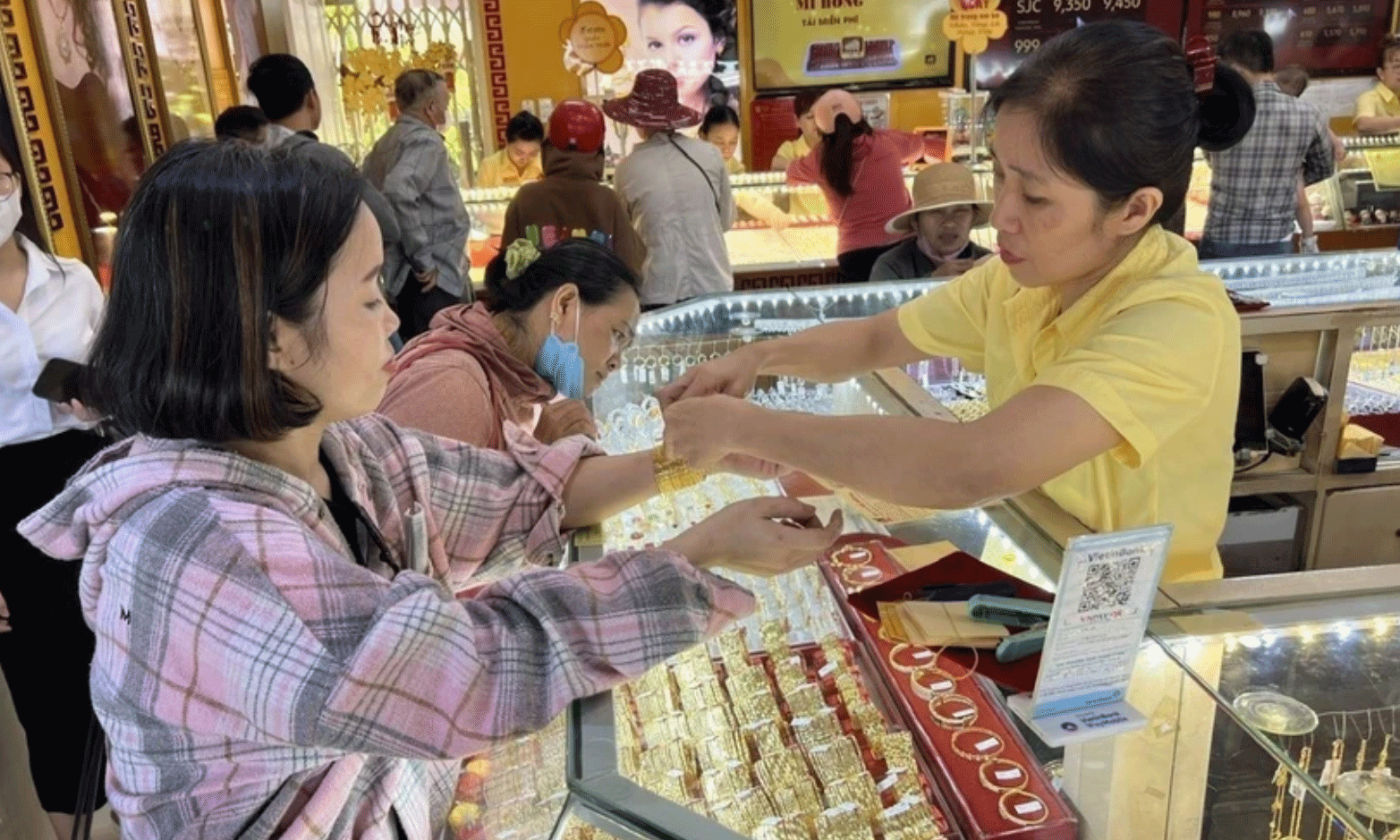 Giao dịch vàng khá sôi động trong thời điểm giá vàng tăng sốc. (Ảnh: Hứa Chung/TTXVN)