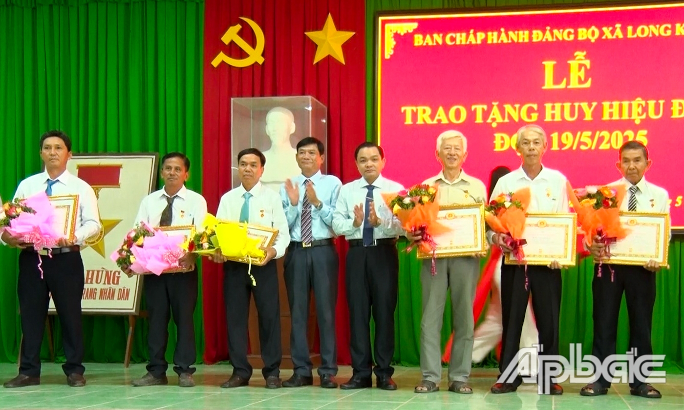 Lãnh đạo TX. Cai Lậy trao Huy hiệu 40 năm và 30 năm tuổi Đảng cho các đảng viên.