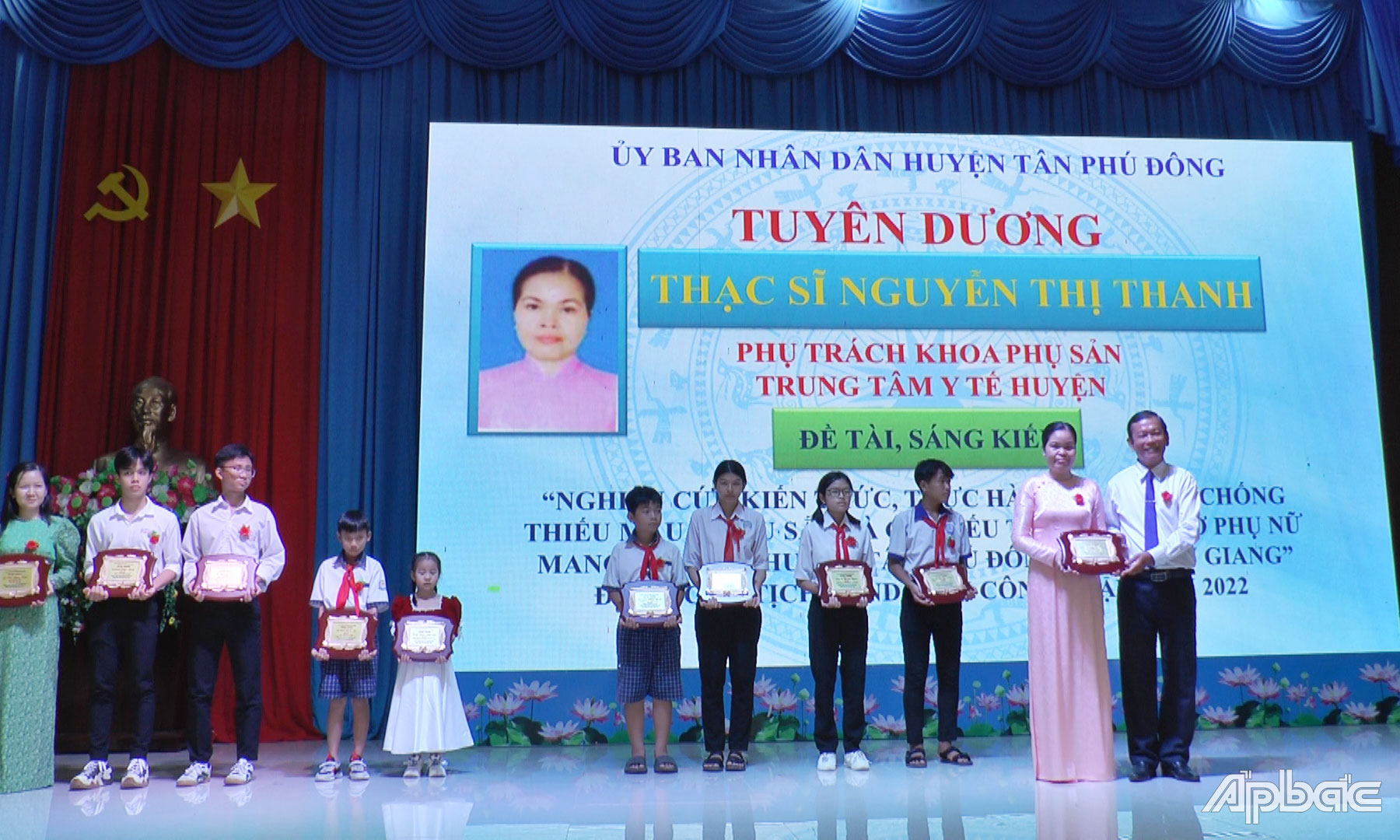 Chủ tịch UBND huyện Tân Phú Đông Bùi Thái Sơn trao Biểu trưng tuyên dương Gương sáng trong đổi mới sáng tạo năm 2025 cho Thạc sĩ Nguyễn Thị Thanh.