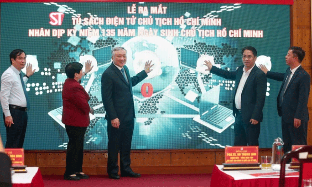 Phó Thủ tướng Thường trực Nguyễn Hòa Bình dự Lễ ra mắt Tủ sách điện tử Chủ tịch Hồ Chí Minh. Ảnh: NAM NGUYỄN