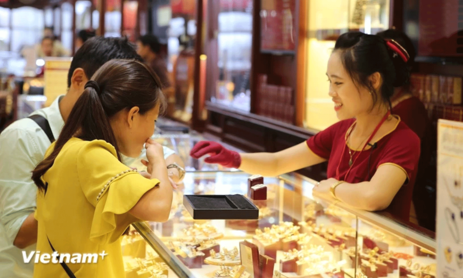 Khách hàng giao dịch vàng tại Hà Nội. (Ảnh: Đức Duy/Vietnam+)