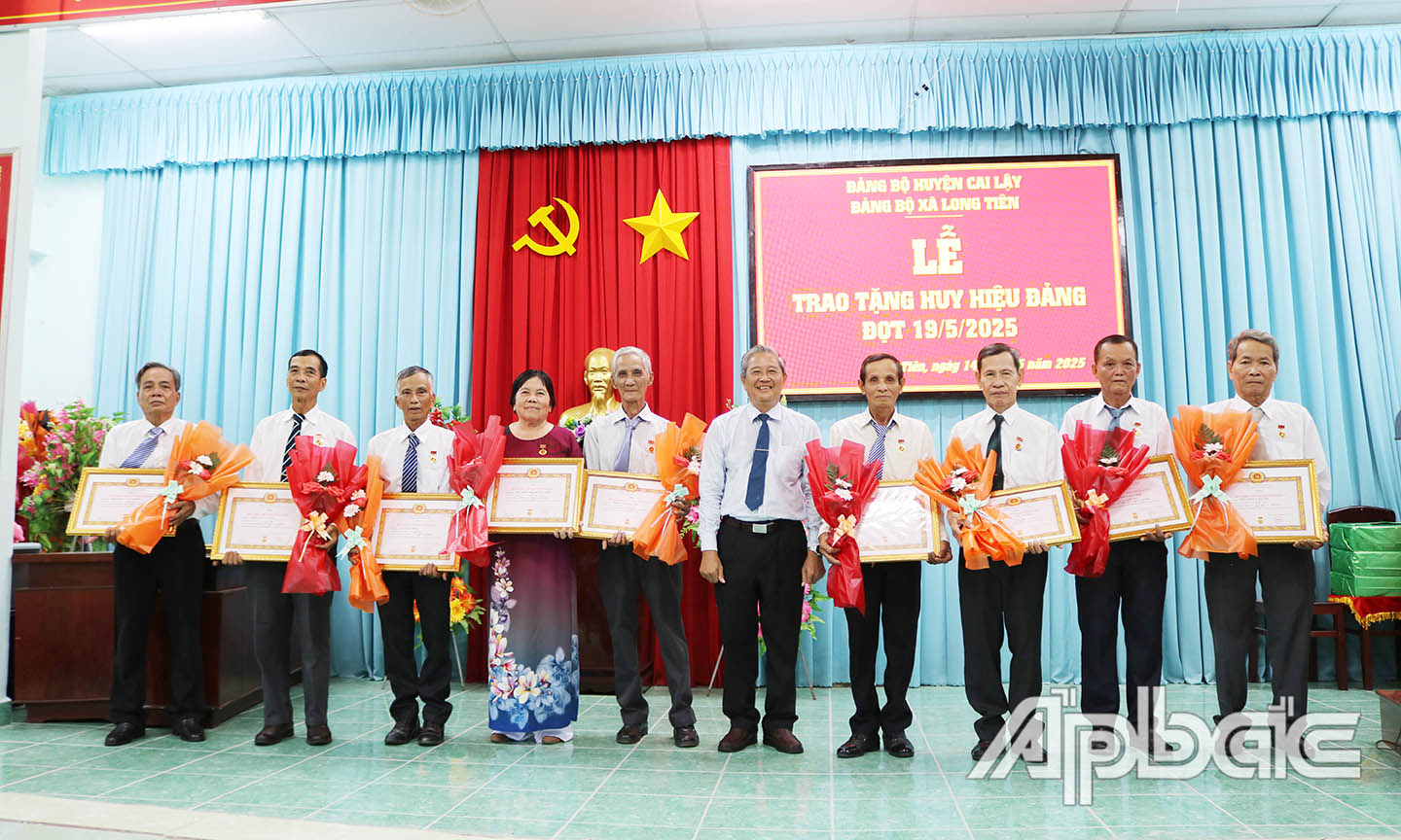 Bí thư Huyện ủy trao 9 Huy hiệu Đảng cho đảng viên xã Long Tiên đợt 19-5