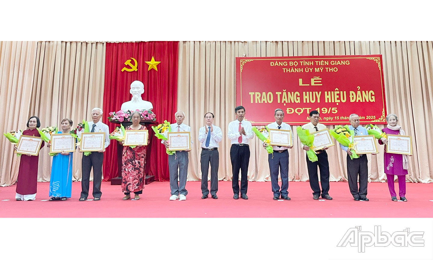 Đồng chí Trần Kim Trát - Ủy viên Ban Thường vụ Tỉnh ủy, Bí thư Thành ủy Mỹ Tho cùng lãnh đạo Thành ủy trao tặng huy hiệu Đảng cho các đảng viên.