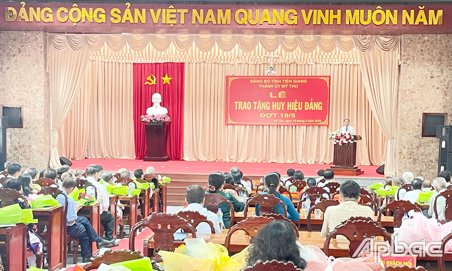 Quang cảnh lễ trao tặng huy hiệu Đảng đợt 19-5-2025.
