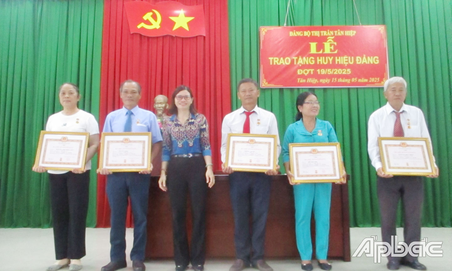 Quang cảnh trao huy hiệu tại Hội trường nhà văn hoá Thị trấn Tân Hiệp.