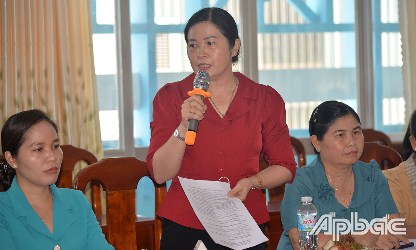 Đại biểu đóng góp ý kiến.