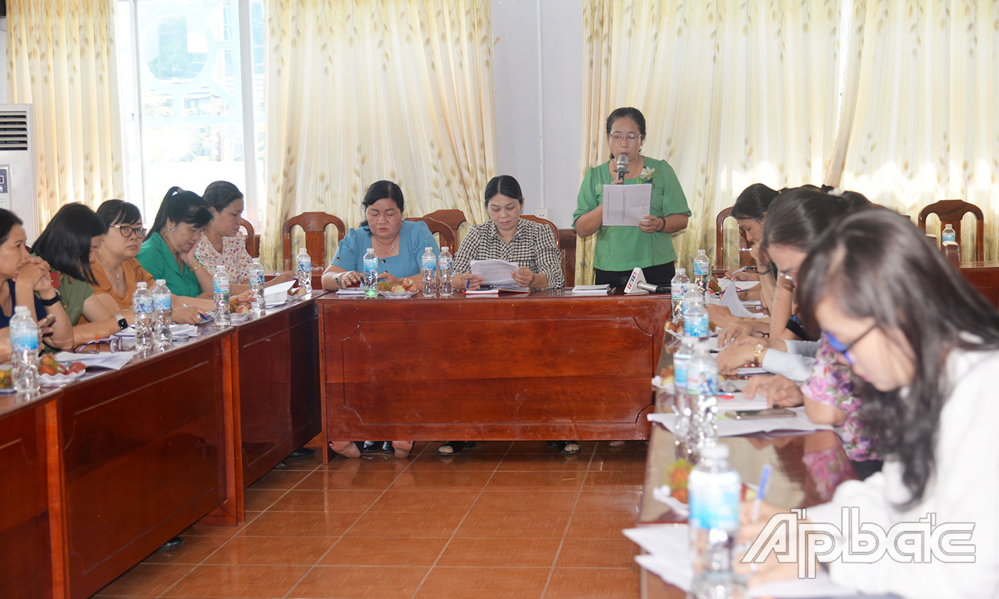 Đại biểu đóng góp ý kiến.