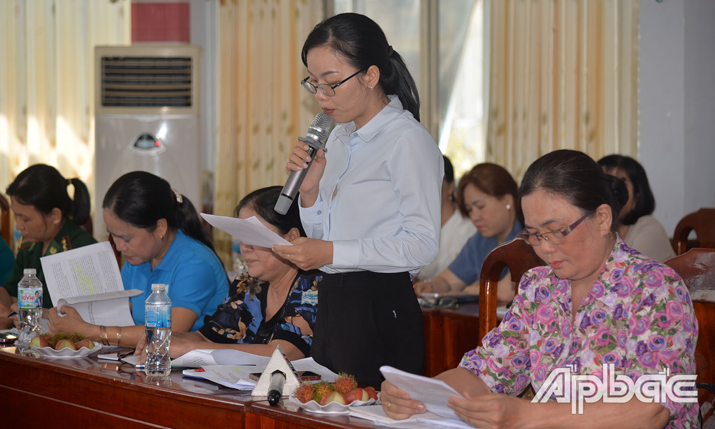 Đại biểu đóng góp ý kiến.