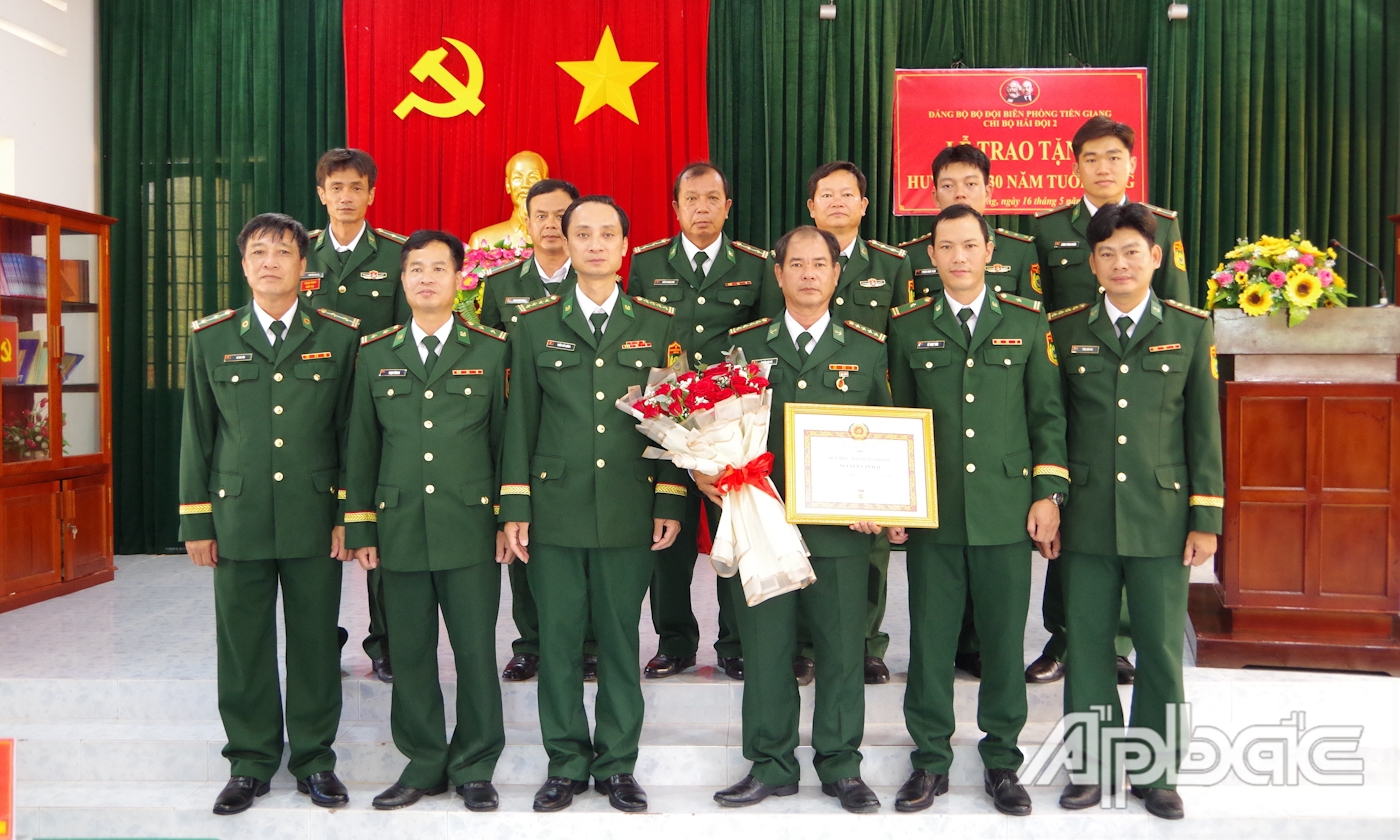 Lãnh đạo Ban Thường vụ Đảng ủy BĐBP tỉnh Tiền Giang và cán bộ, đảng viên Chi bộ Hải đội Biên phòng 2 chúc mừng Đại tá Nguyễn Văn Hải. 