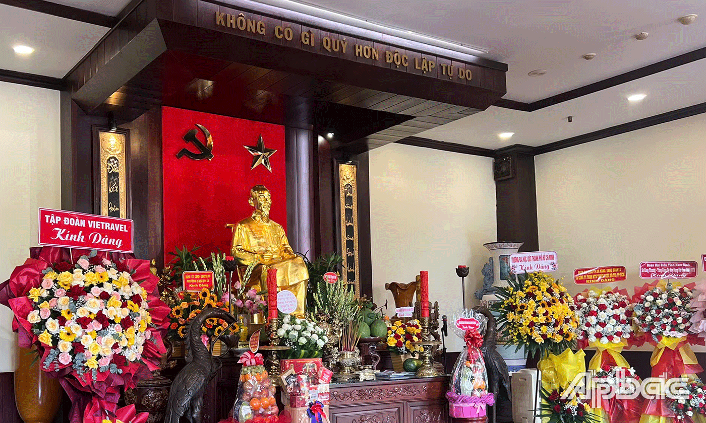 Phòng tưởng niệm Chủ tịch Hồ Chí Minh tại Khu di tích. 