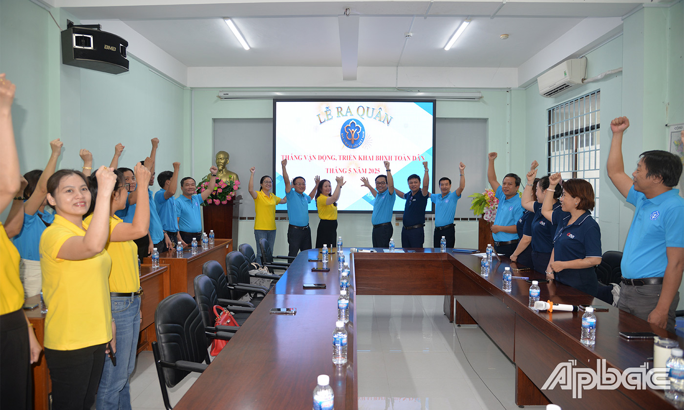 BHXH tỉnh và Bưu điện tỉnh thể hiện quyết tâm hoàn thành các chỉ tiêu tại buổi lễ ra quân