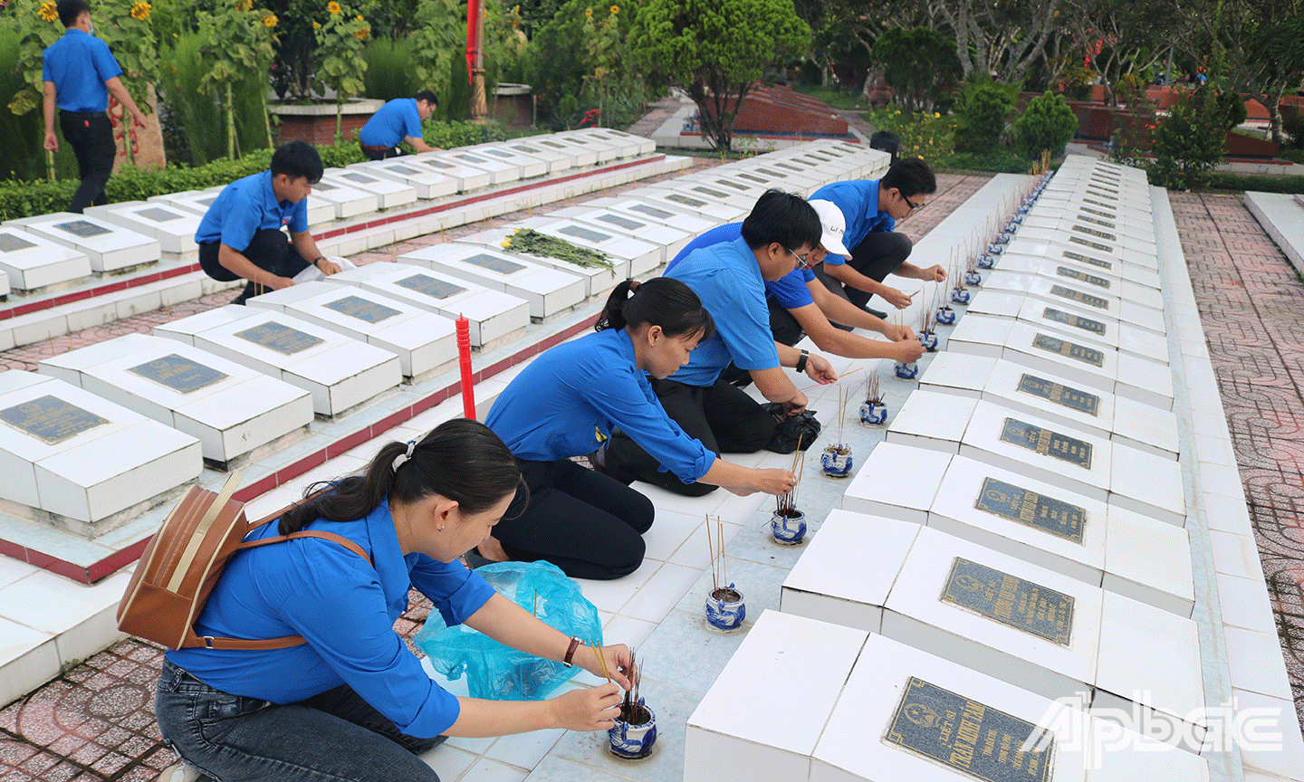 Đoàn viên, thanh niên tỉnh Tiền Giang tham gia dọn dẹp vệ sinh, thắp hương tưởng nhớ các anh hùng liệt sĩ tại nghĩa trang liệt sĩ tỉnh Tiền Giang