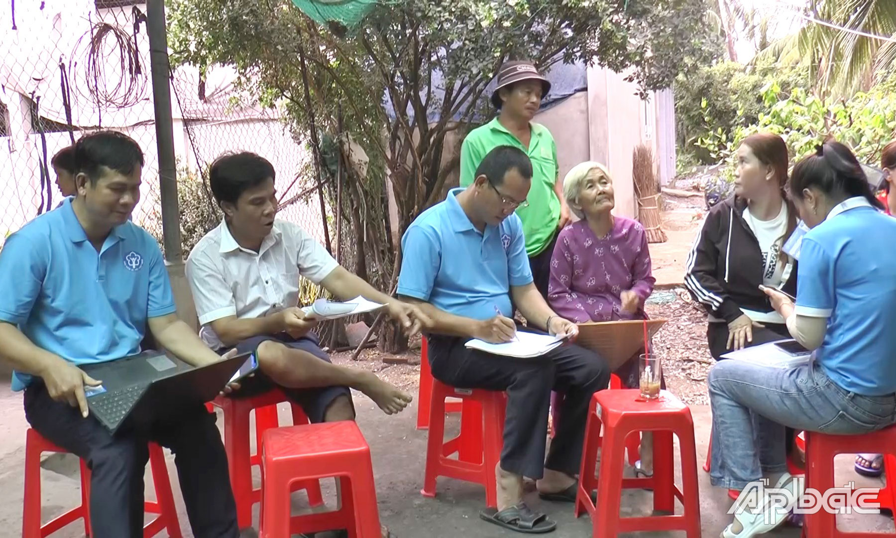 Người dân đăng ký tham gia BHYT tự nguyện.