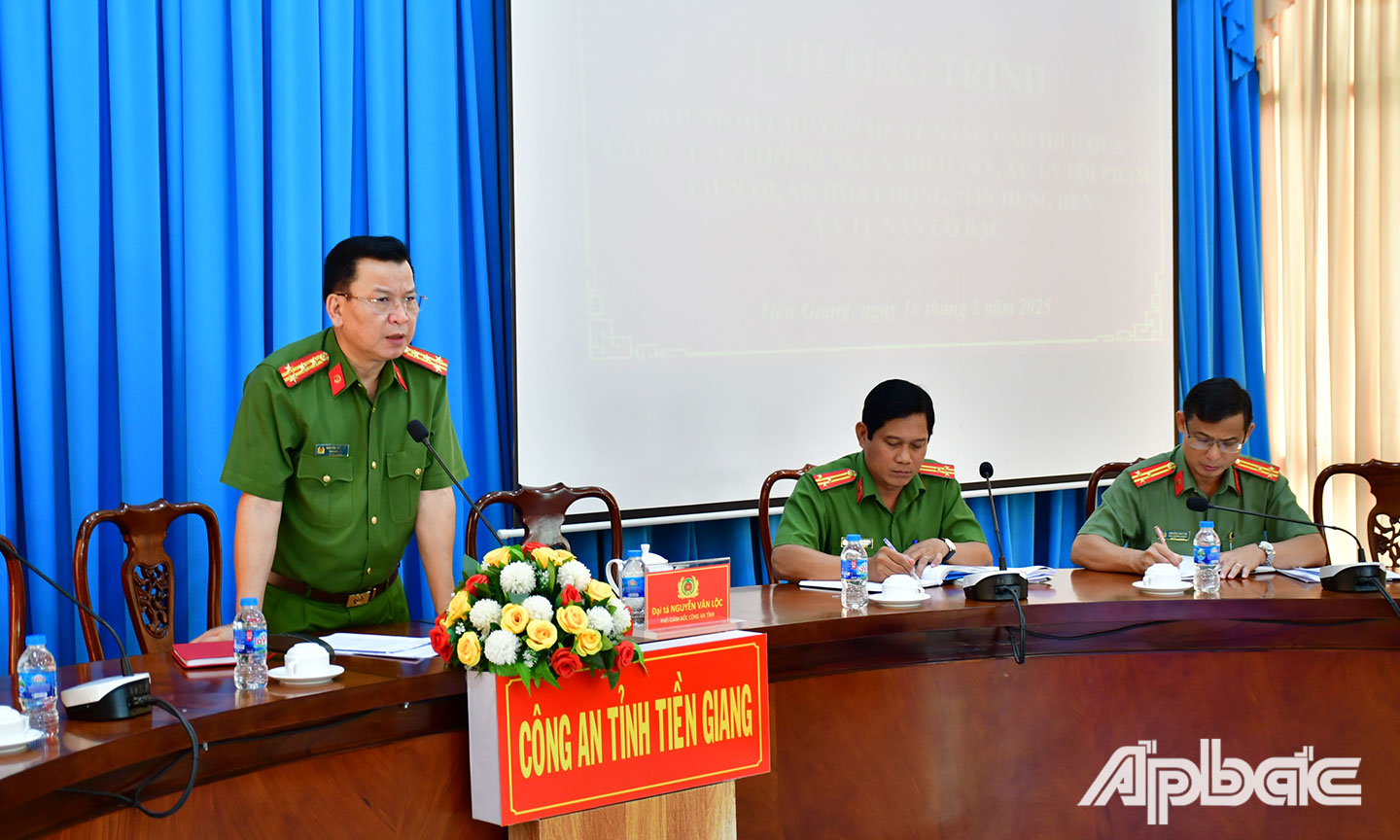 2 Đại tá Nguyễn Văn Lộc, Phó Giám đốc Công an tỉnh phát biểu tại hội nghị. Ảnh Đặng Thanh