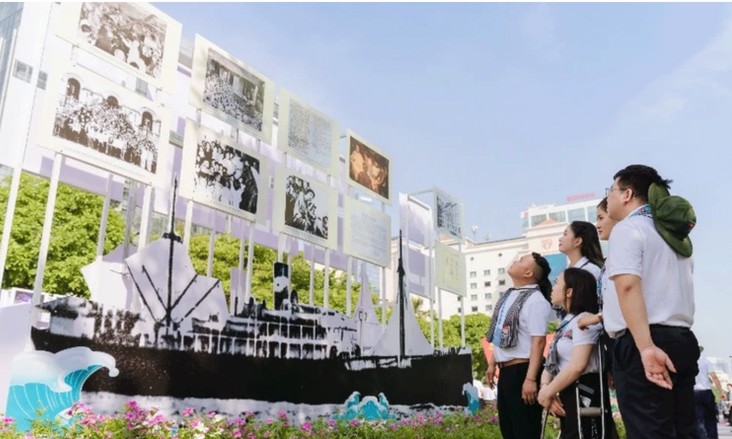 Các đại biểu dự đại hội tham gia một hoạt động tham quan triển lãm.