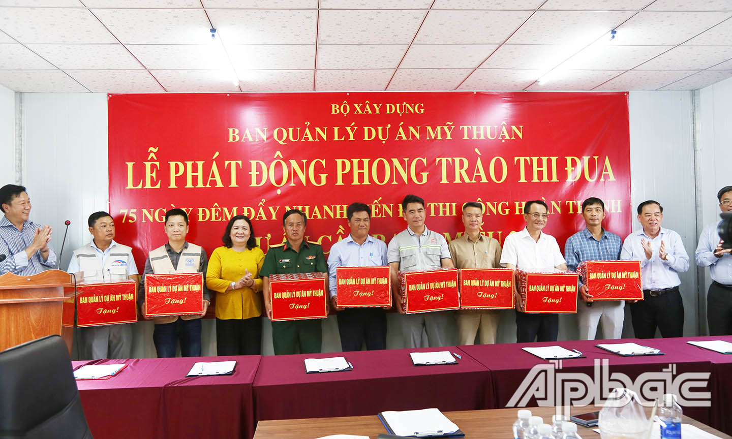 Tặng thưởng cho các cá nhân và tập thể có thành tích xuất sắc trong 45 ngày đêm đẩy nhanh tiến độ thi công Dự án ĐTXD CT cầu Rạch Miễu 2 nối tỉnh Tiền Giang và tỉnh Bến Tre