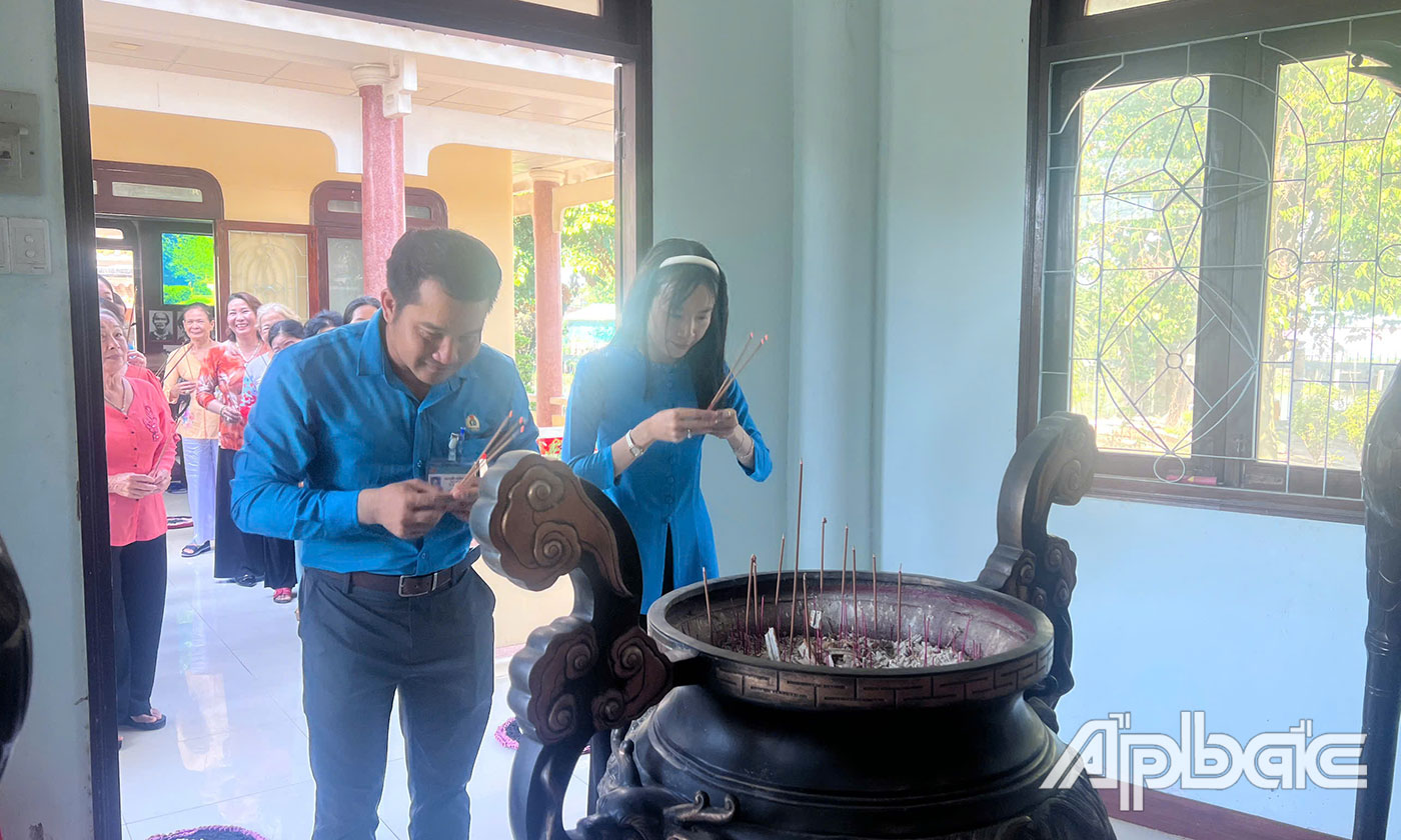 Thành kính thắp hương tại Phủ thờ Chủ tịch Hồ Chí Minh.