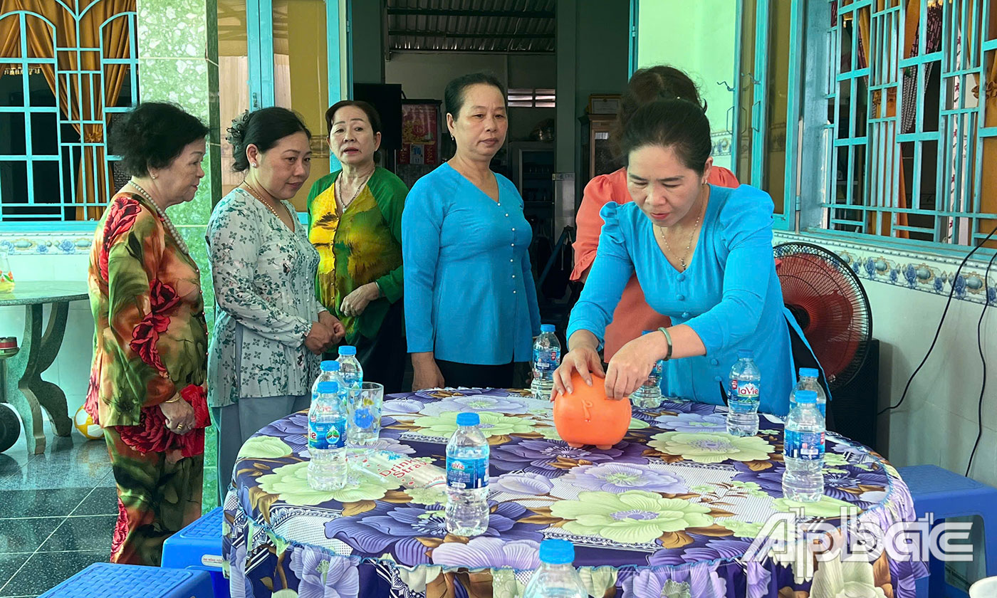Mô hình nuôi heo đất tiết kiệm theo gương Bác của phụ nữ xã Tân Thanh.