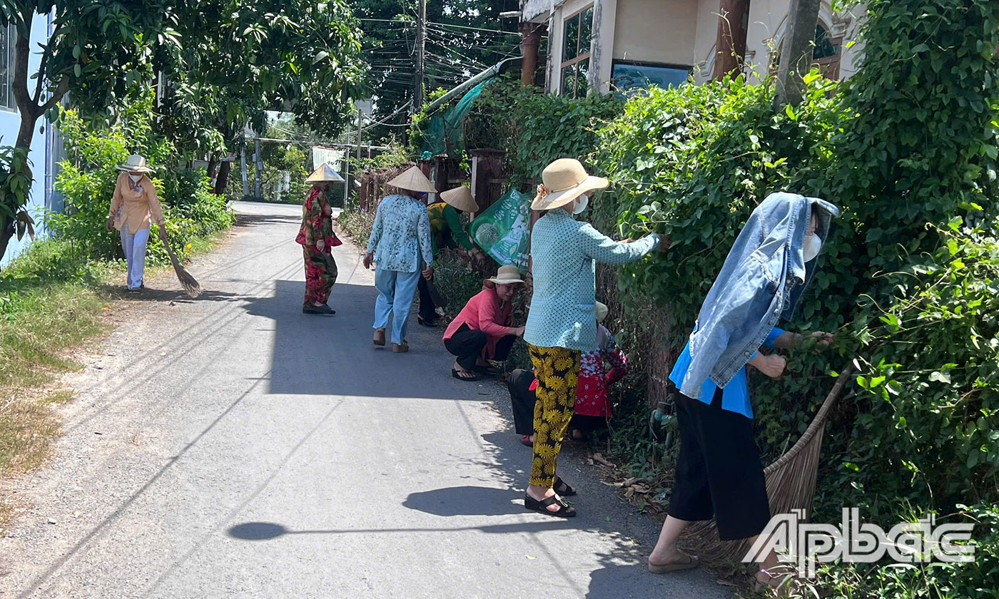 Phụ nữ xã Tân Thanh chung tay xây dựng nông thôn mới.