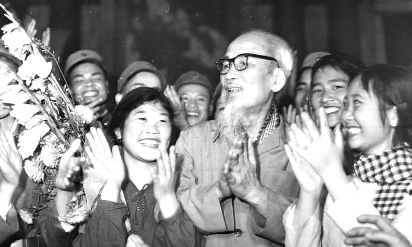 Chủ tịch Hồ Chí Minh tiếp Đoàn đại biểu Anh hùng, Chiến sĩ thi đua và Dũng sĩ diệt Mỹ của Quân giải phóng miền Nam ra thăm miền Bắc năm 1968.