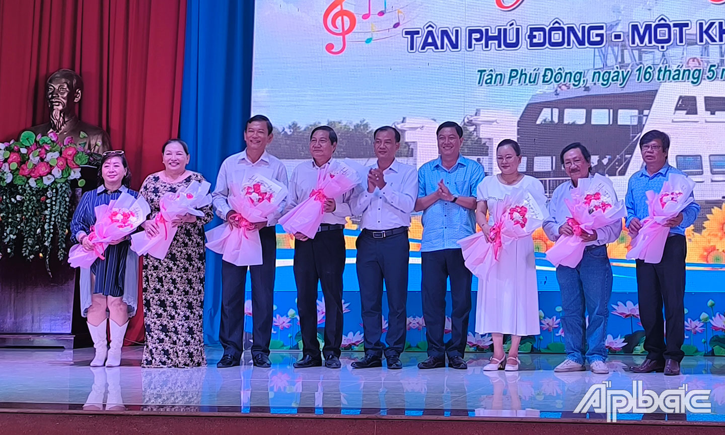 Lãnh đạo UBND huyện tặng hoa cho các tác giả