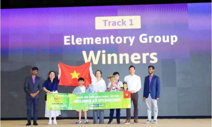 Nhóm học sinh đến từ Trường Tiểu học Nguyễn Bỉnh Khiêm (quận 1, TPHCM) xuất sắc giành Giải Nhất ở bảng tiểu học.