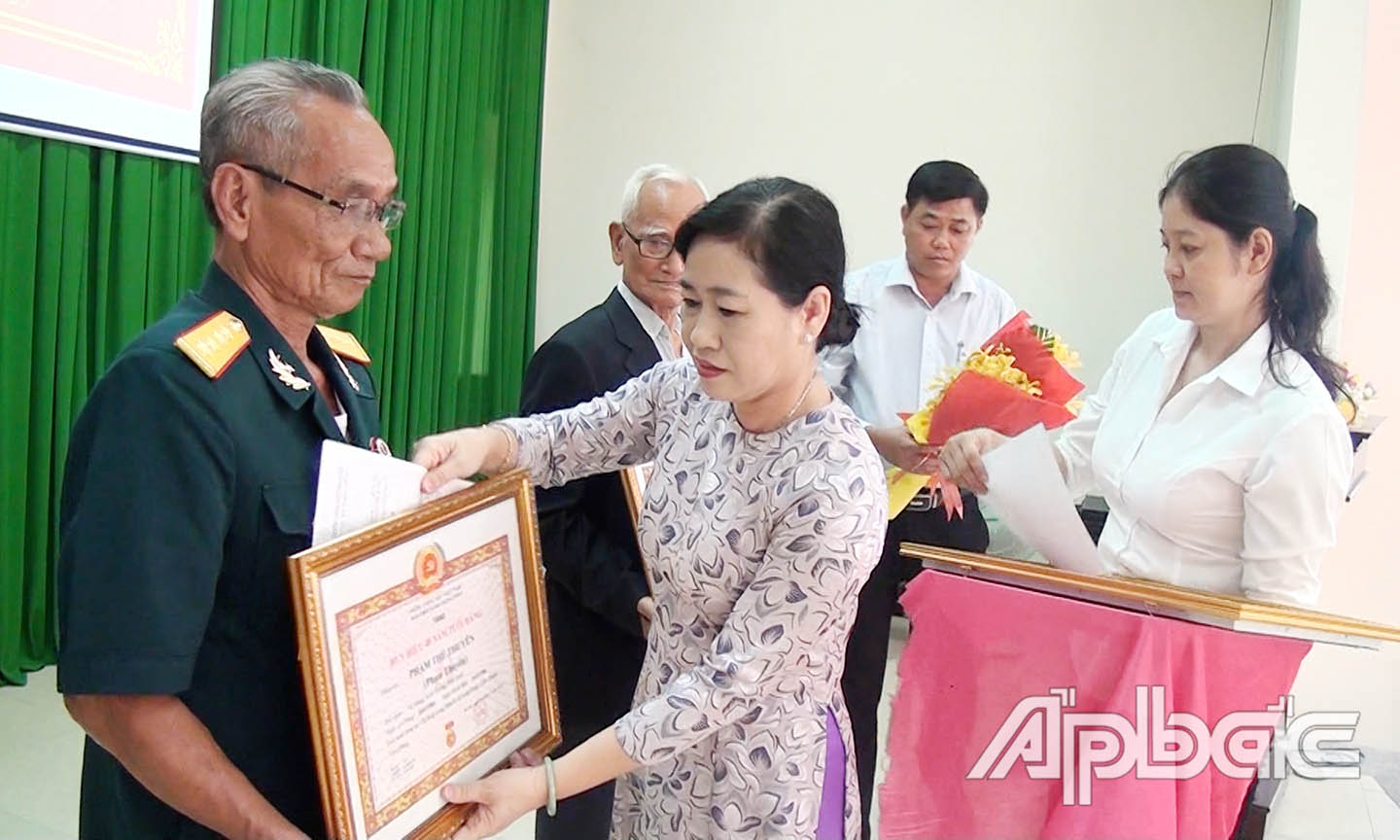 Đồng chí Châu Thị Mỹ Phương trao huy hiệu Đảng tại xã