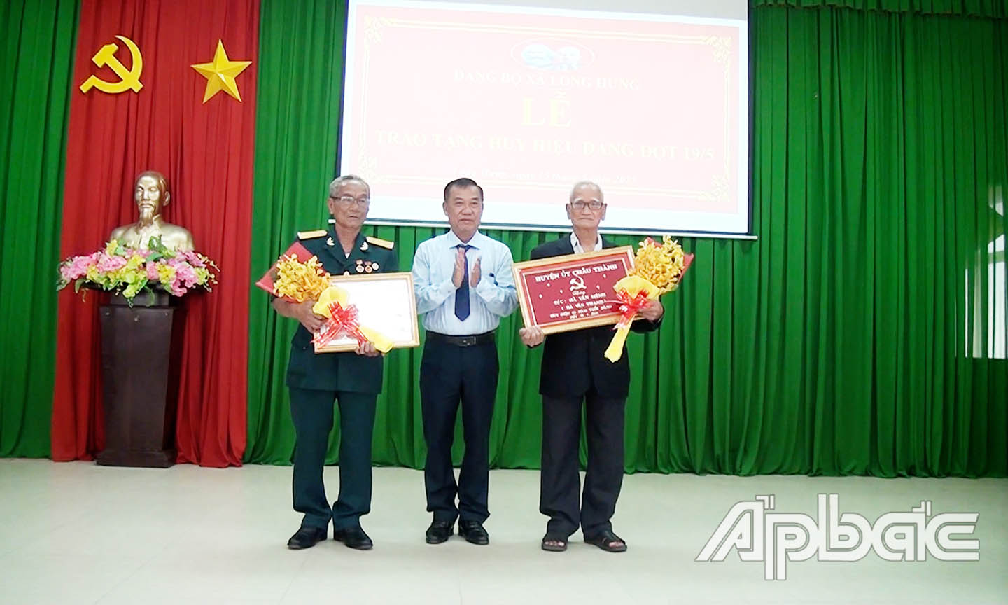Đồng chí Trần Hữu Phong trao huy hiệu Đảng tại xã
