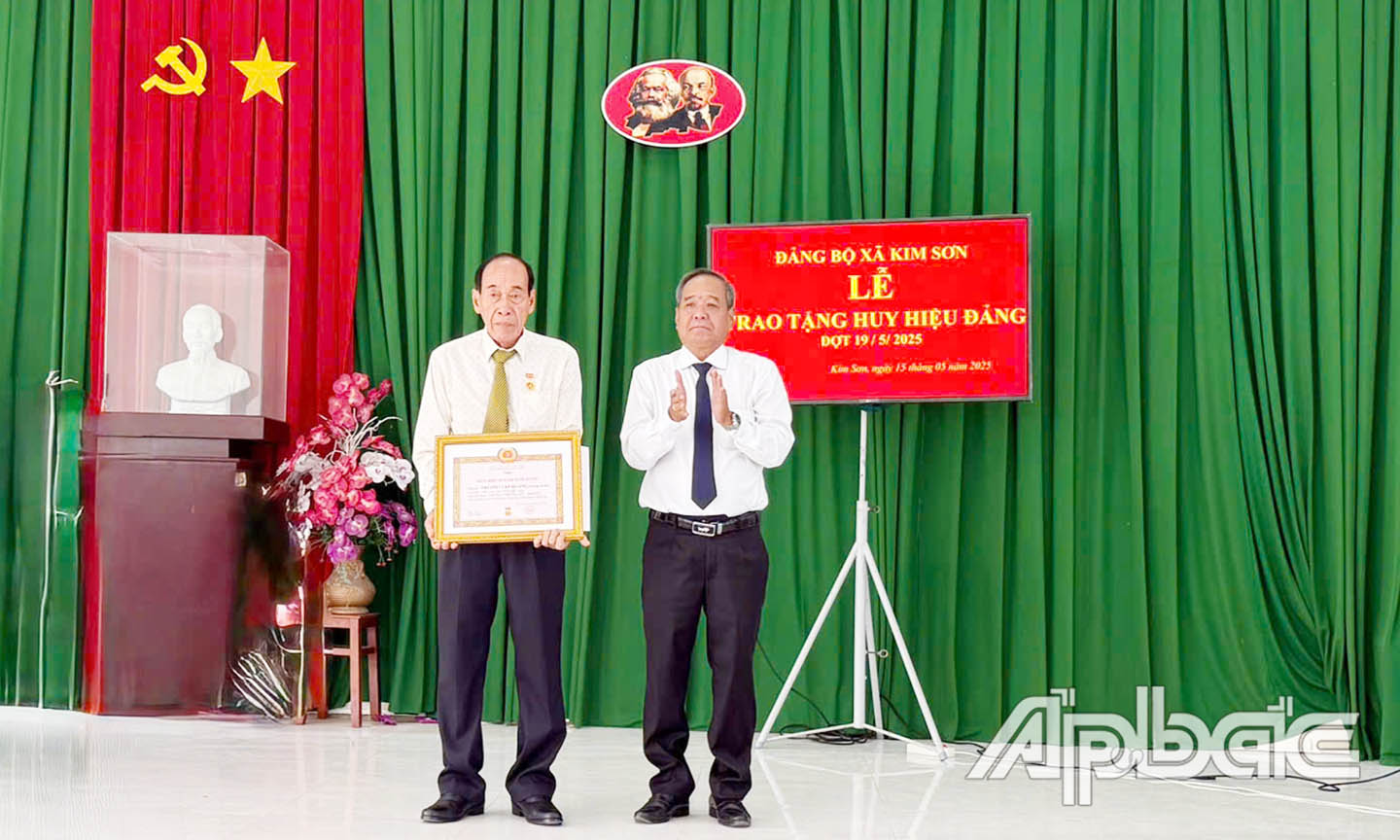 Trao huy hiệu cho đảng viên 55 năm tuổi Đảng 