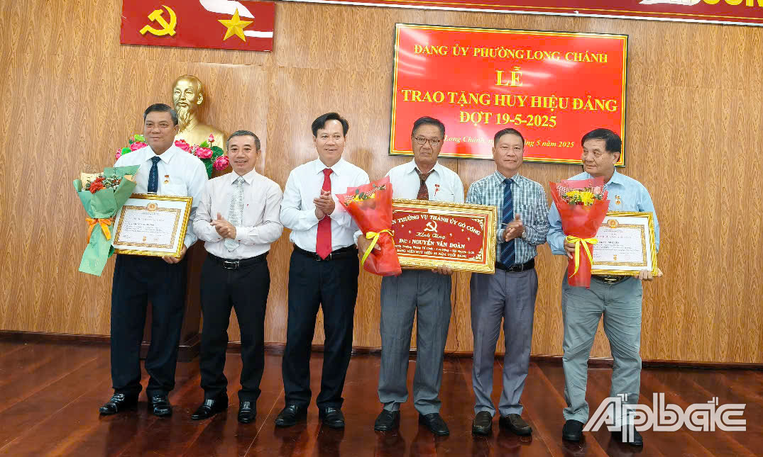 Đồng chí Giản Bá Huỳnh, Phó Bí thư Thành uỷ, Chủ tịch UBND TP. Gò Công trao huy hiệu đảng cho các đảng viên.
