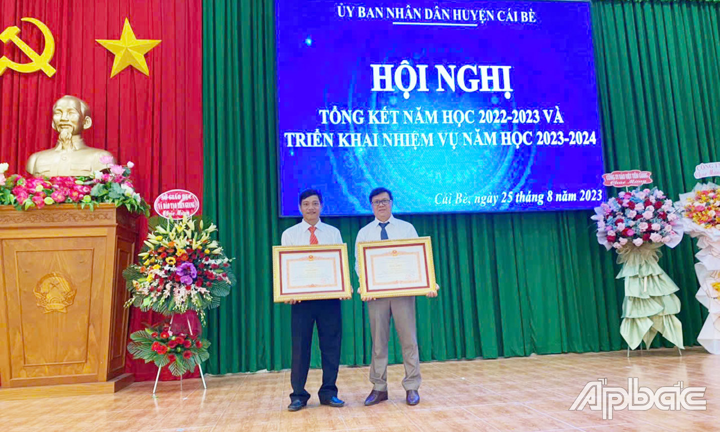 Với những đóng góp tích cực cho ngành GD-ĐT huyện Cái Bè trong hơn  35 năm qua, thầy Hải (bên phải) đã được các cấp, các ngành khen thưởng.