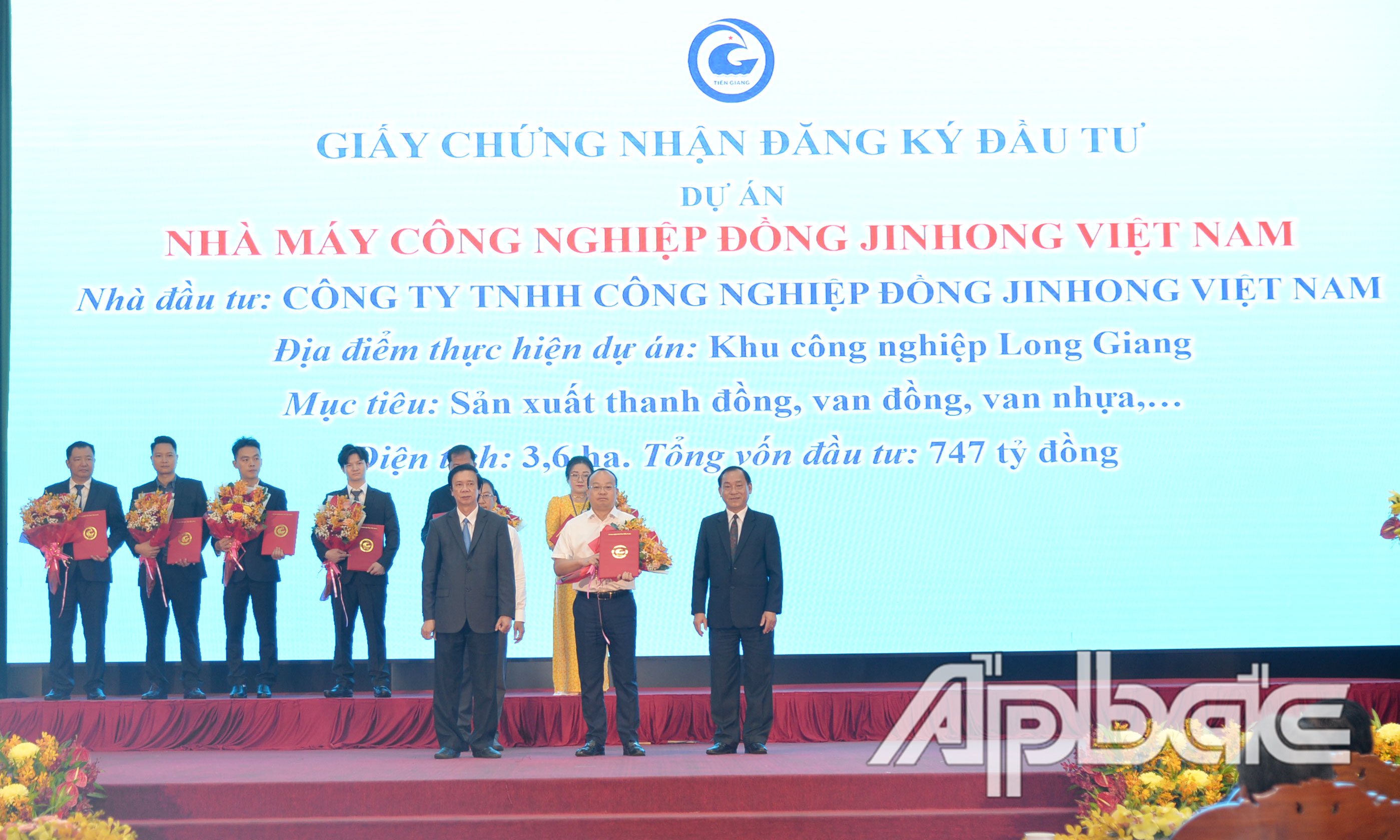 Lãnh đạo tỉnh trao Giấy chứng nhận đầu tư năm 2024.