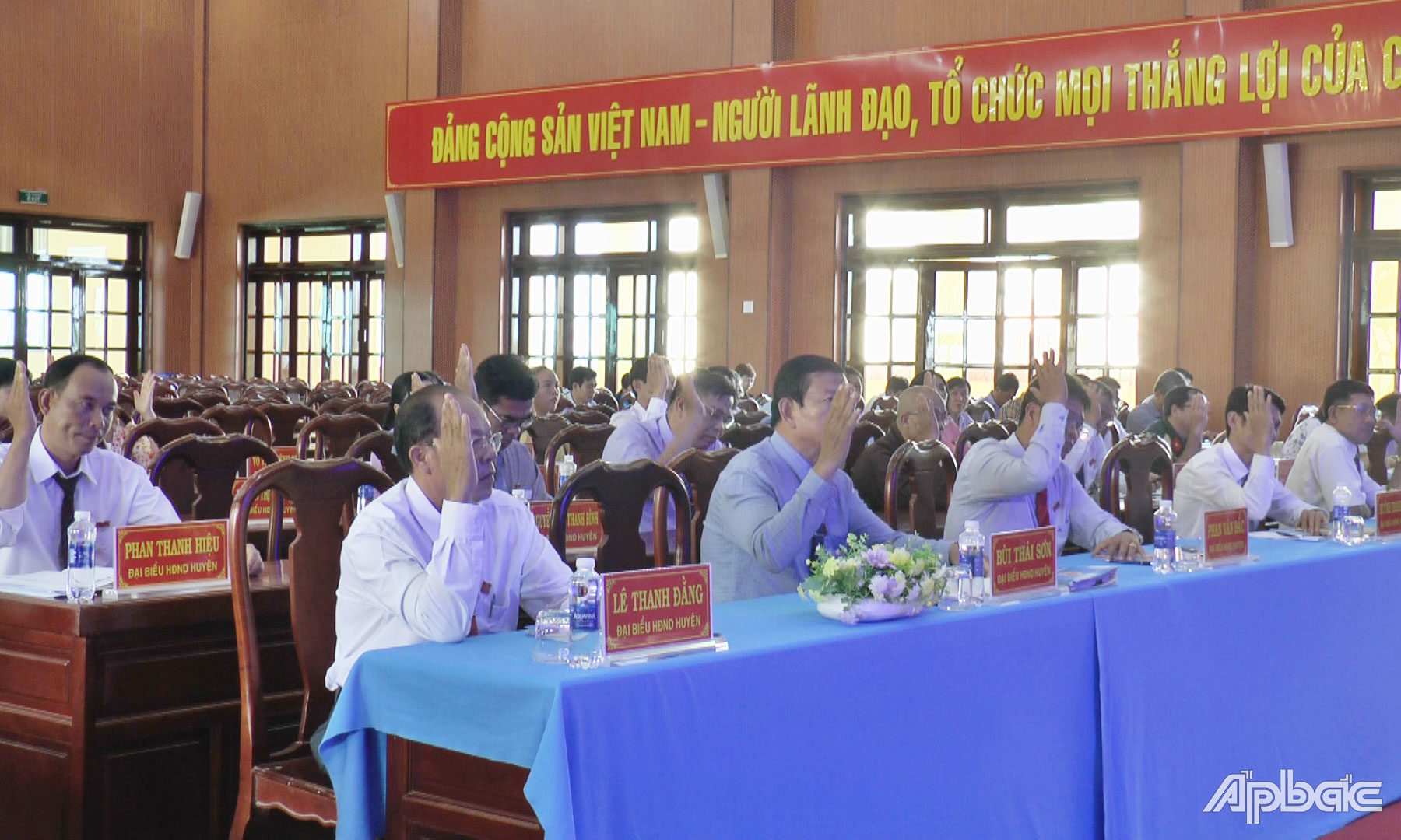 Các đại biểu thông qua 4 nghị quyết của HĐND huyện.