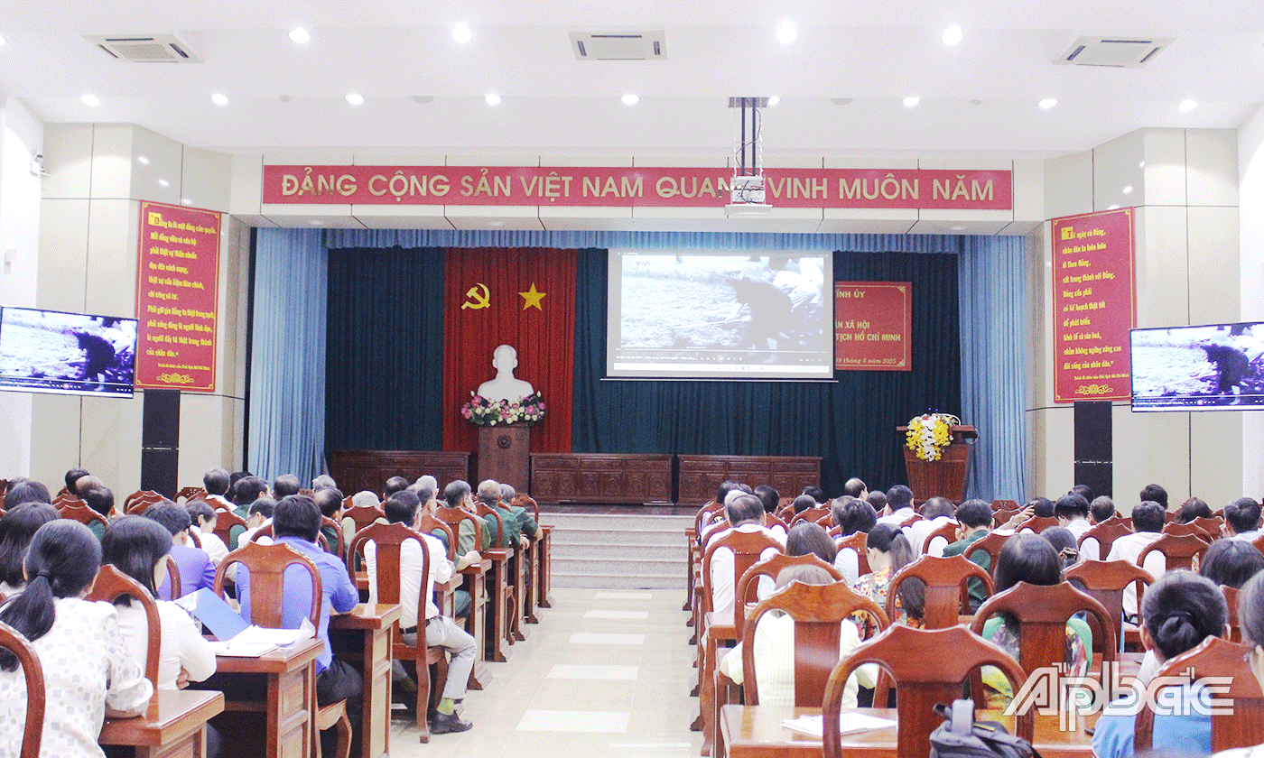 Các đại biểu xem phim tài liệu 