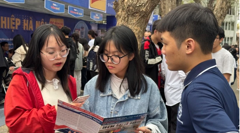 Học sinh tìm hiểu ngành nghề tại Ngày hội tuyển sinh-hướng nghiệp. (Ảnh: THÚY QUỲNH)