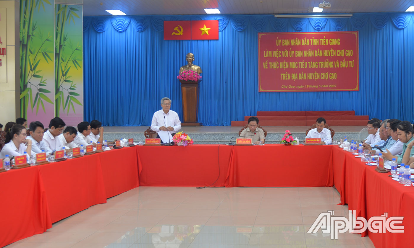 Bí thư Huyện uỷ Chợ Gạo Nguyễn Hồng Hữu phát biểu tại buổi làm việc.