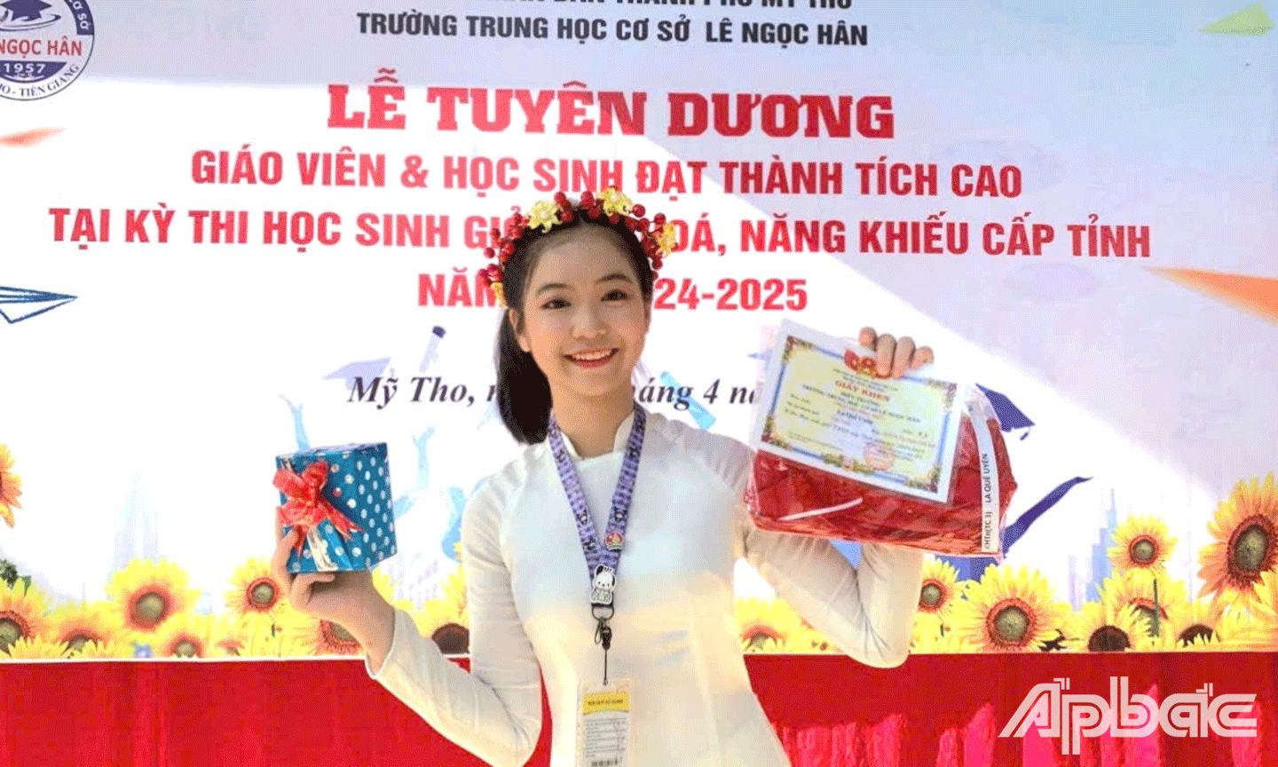Em La Quế Uyên tích cực tham gia các phong trào Đội, các cuộc thi cấp thành phố, tỉnh và Trung ương, đạt nhiều giải thưởng cao