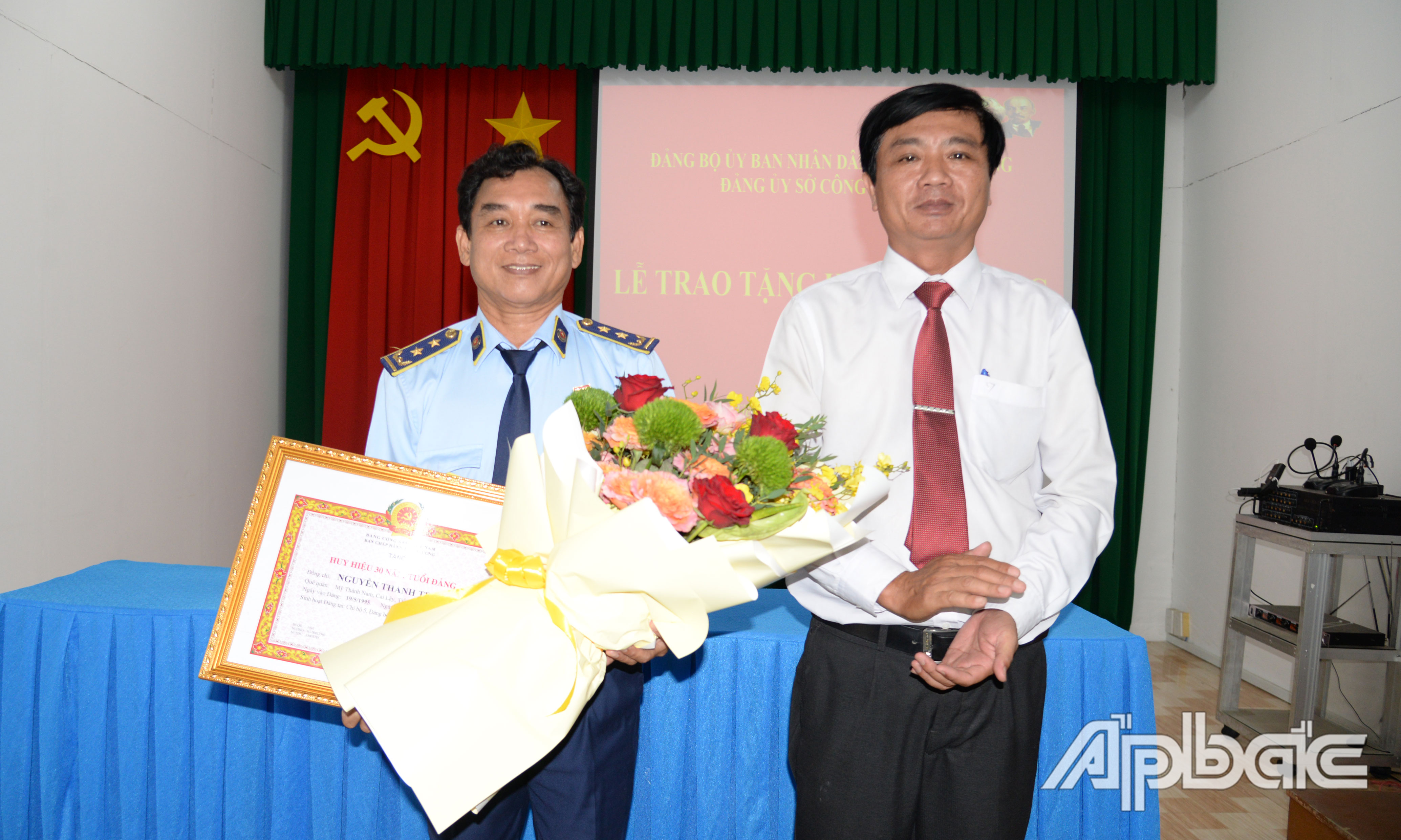 Đồng chí Lê Tấn Sơn trao tặng Huy hiệu 30 năm tuổi Đảng cho đồng chí Nguyễn Thanh Trưng.