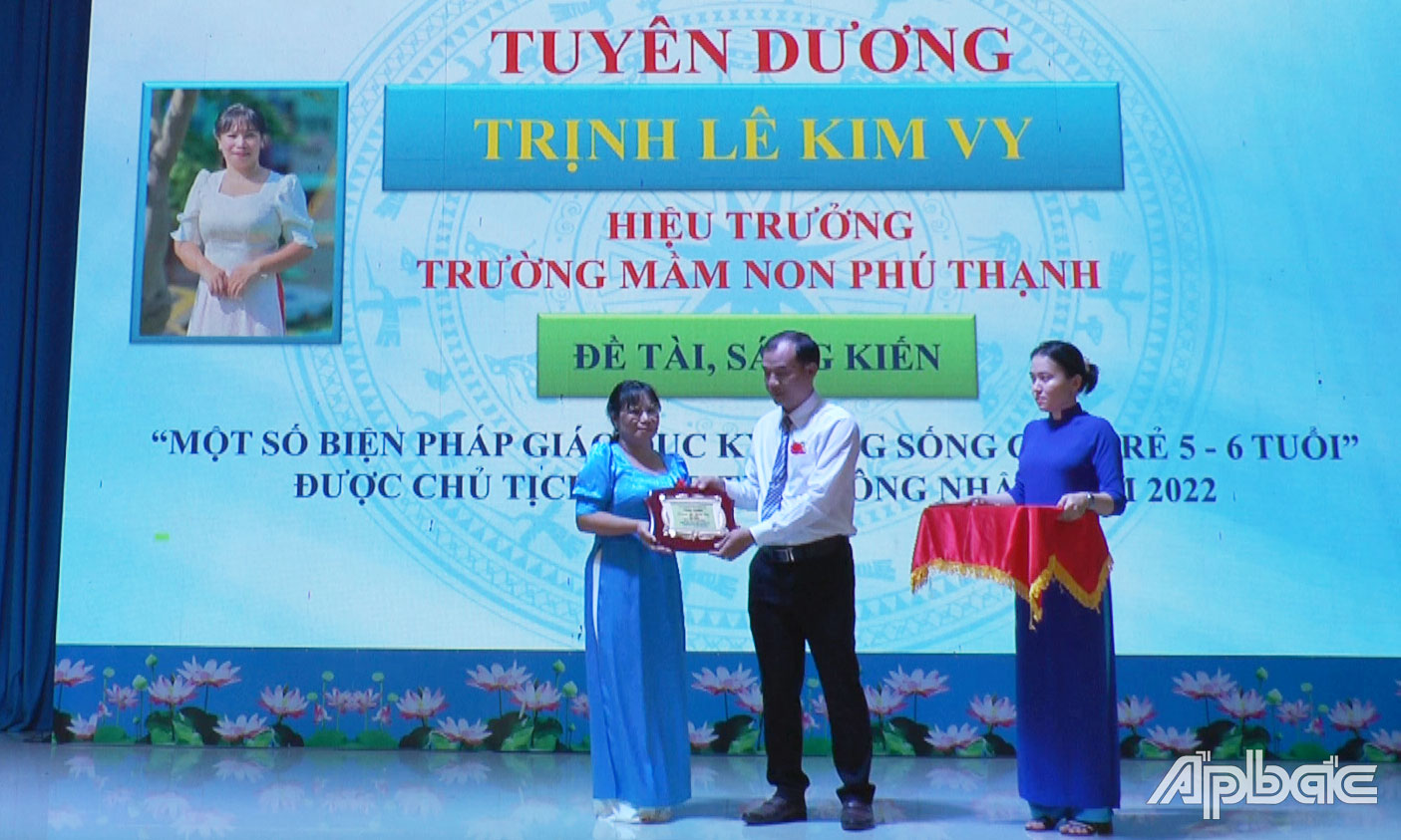 Phó Chủ tịch UBND huyện Tân Phú Đông Nguyễn Đức Tân trao Biểu trưng tuyên dương Gương sáng đổi mới sáng tạo năm 2025 cho cô Vy.